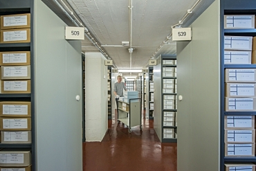 Die Abbildung zeigt einen Blick in einen Magazinraum des Staatsarchivs Bremen.