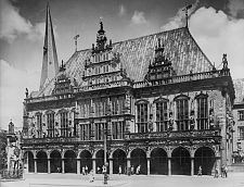 Die Abbildung zeigt das Alte Rathaus und den Roland um 1925. Das Foto stammt von Rudolph Stickelmann.